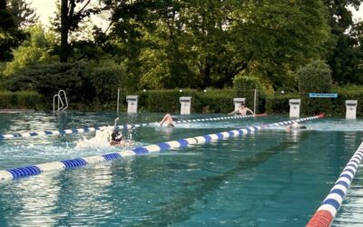 Schwimmer im Aussenbecken des Bibertbades
